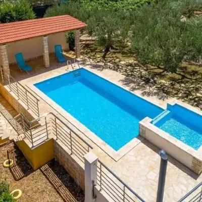 Sunny Holiday Home With Pool