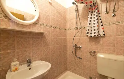 Kupaonica u objektu Two-Bedroom Apartment Makarska With Sea View 02