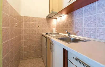 Kuhinja ili čajna kuhinja u objektu Two-Bedroom Apartment Makarska With Sea View 02