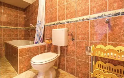 Kupaonica u objektu Two-Bedroom Apartment Makarska With Sea View 03