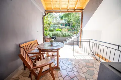 Balkon ili terasa u objektu Seafront Stone Home With King Beds, Garden And Balcony