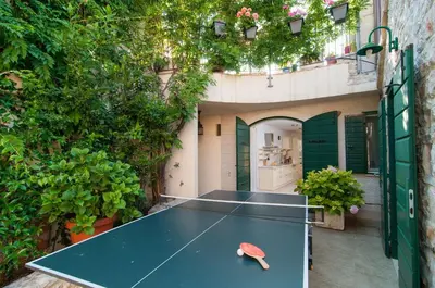 Stolni tenis u objektu 10 Persons Villa With Pool at Island Brac ili u blizini