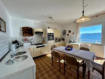 Kuhinja ili čajna kuhinja u objektu Azure Apartments By The Sea Near City Omiš