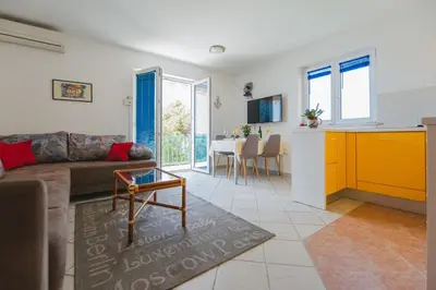 TV i/ili zabavni centar u objektu First Row Seafront Apartments in Stanići