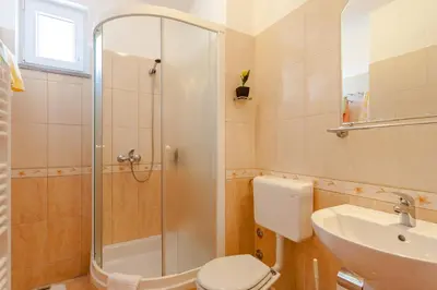Kupaonica u objektu Apartmani Brela 14