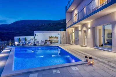 Bazen u objektu Luxury apartment Life ili u blizini