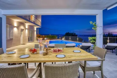 Bazen u objektu Luxury apartment Life ili u blizini