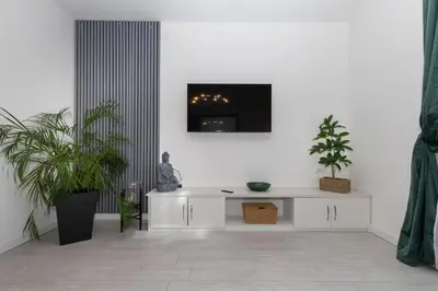 TV i/ili zabavni centar u objektu Azuris - Modern Sea View Apartment, Steps from the Center and Beach