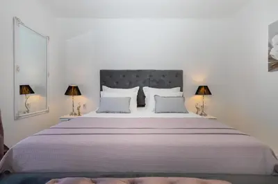 Krevet ili kreveti u jedinici u objektu Azuris - Modern Sea View Apartment, Steps from the Center and Beach