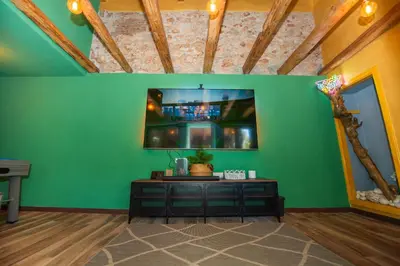 TV i/ili zabavni centar u objektu Historic Stone Home With King Beds & Garden