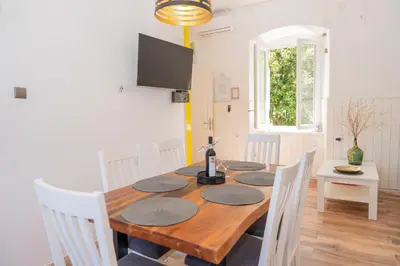TV i/ili zabavni centar u objektu Historic Stone Home With King Beds & Garden