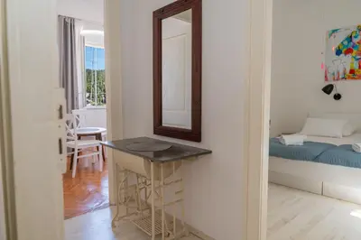 Krevet ili kreveti u jedinici u objektu Historic Stone Home With King Beds & Garden