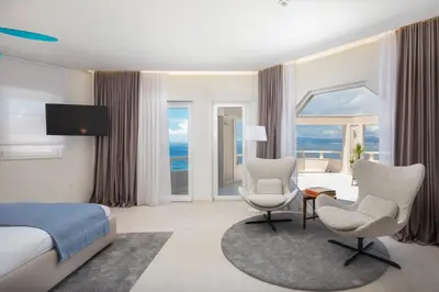 TV i/ili zabavni centar u objektu La Villa - BEACHFRONT - INFINITY HEATED POOL - NEW
