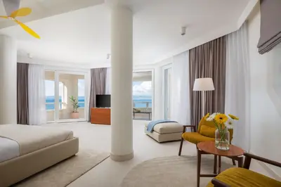 TV i/ili zabavni centar u objektu La Villa - BEACHFRONT - INFINITY HEATED POOL - NEW