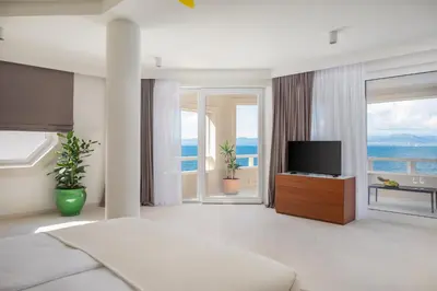TV i/ili zabavni centar u objektu La Villa - BEACHFRONT - INFINITY HEATED POOL - NEW