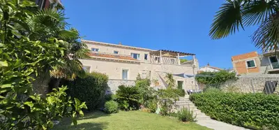 Vrt u objektu Old Stone Villa with Pool, Jacuzzi, Walled Garden - Villa Kristina