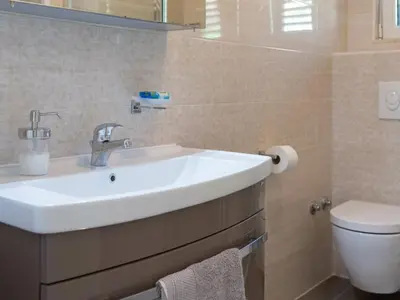 Kupaonica u objektu Holiday home for eight, Dugi Rat
