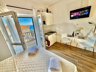 TV i/ili zabavni centar u objektu Apartment Luce with sea view and balcony in Brela