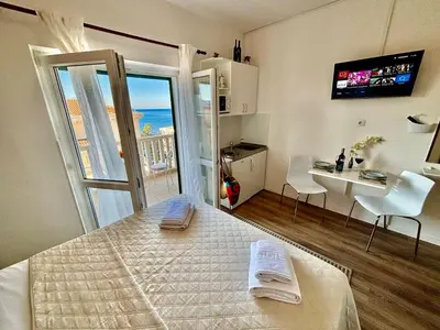 Krevet ili kreveti u jedinici u objektu Apartment Luce with sea view and balcony in Brela