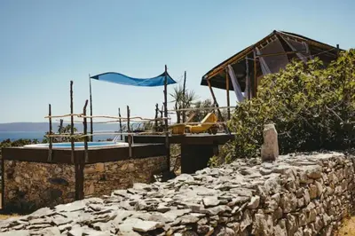 Priroda u blizini kampova s luksuznim šatorima
