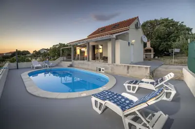 Bazen u objektu House Baras garden ili u blizini