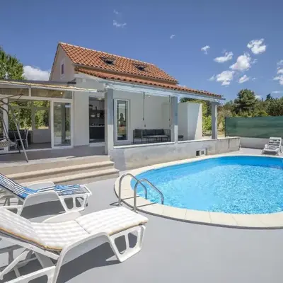 House Baras garden