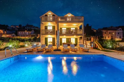 Bazen u objektu Seaside luxury villa with a swimming pool Splitska, Brac - 23815 ili u blizini