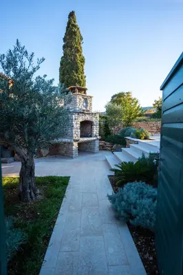 Vrt u objektu Villa Šjora - ''Autentic Dalmatian Stone Villa with Private Garden & BBQ''