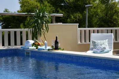 Bazen u objektu Holiday Home Laura ili u blizini