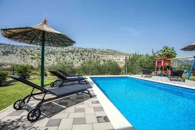 Bazen u objektu Family friendly house with a swimming pool Srinjine, Split - 23950 ili u blizini