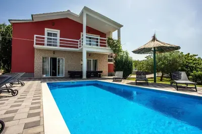 Bazen u objektu Family friendly house with a swimming pool Srinjine, Split - 23950 ili u blizini