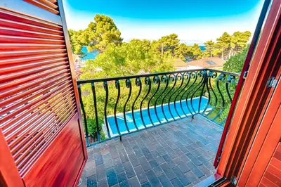 Bazen u objektu Seaside family friendly house with a swimming pool Jelsa, Hvar - 23760 ili u blizini