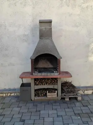 Oprema za roštilj dostupna gostima apartmana