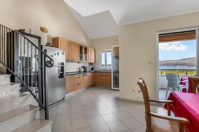 Kuhinja ili čajna kuhinja u objektu Spacious & Charming Apartment 128 m2 with Sea View