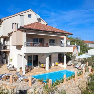 Family friendly house with a swimming pool Svirce