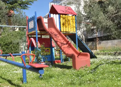 Dječje igralište u objektu Apartments and rooms Mlikota