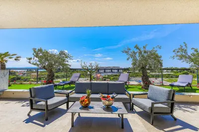 Balkon ili terasa u objektu Sky Pool Penthouse with a huge heated private pool