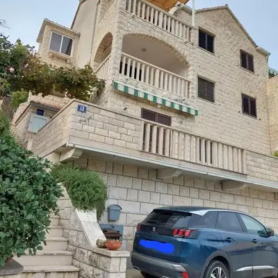 Apartments with parking space Postira