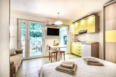 Kuhinja ili čajna kuhinja u objektu Apartments by the sea Povlja, Brac - 24129