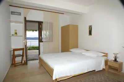 Krevet ili kreveti u jedinici u objektu Apartments by the sea Pisak - Omis - 2750