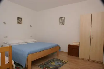 Krevet ili kreveti u jedinici u objektu Apartments by the sea Pisak - Omis - 2750