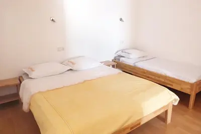 Krevet ili kreveti u jedinici u objektu Apartments by the sea Pisak - Omis - 2750