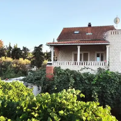 Apartments with parking space Mirca - Brac - 2838