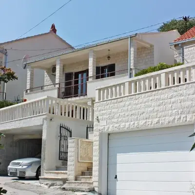 Apartments with parking space Sutivan