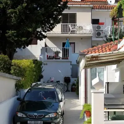 Apartments and rooms with parking space Bol