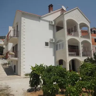 Apartments with parking space Bol
