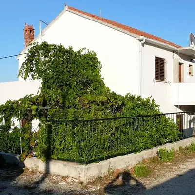 Apartments with parking space Postira