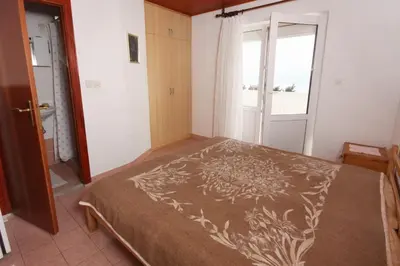 Krevet ili kreveti u jedinici u objektu Apartments with a parking space Nemira, Omis - 6070