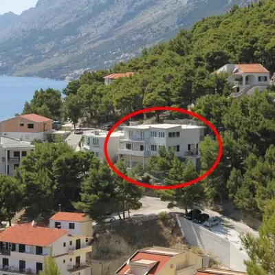 Apartments with parking space Brela