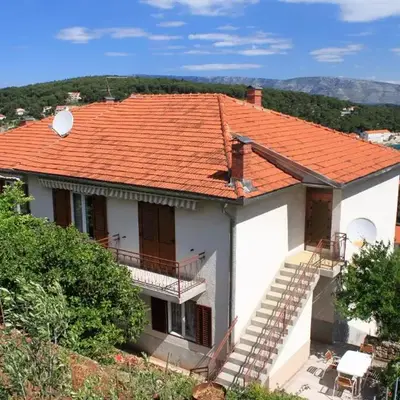 Apartments and rooms with parking space Jelsa